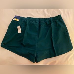 NWT Old Navy Mid-Rise StretchTech Dolphin-Hem Run Shorts